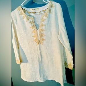 Women’s Solitaire White With Gold Accents Tunic Top, Size medium